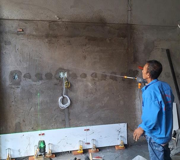 Tưới ẩm tường để ốp gạch tường (3)