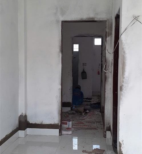 Ốp gạch len liền tường (4)