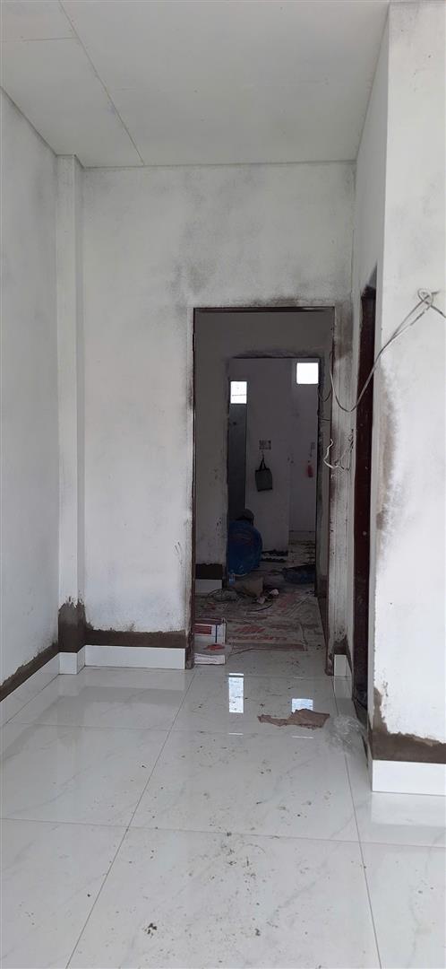 Ốp gạch len liền tường (4)