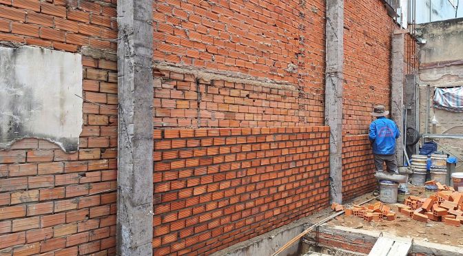 HỎI: KHI XÂY TƯỜNG GẠCH ỐNG, VÌ SAO CẦN XÂY 3 LỚP GẠCH THẺ Ở CHÂN TƯỜNG?