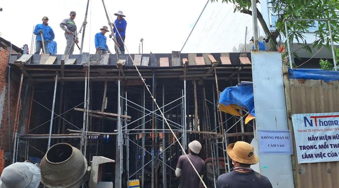 ❤️ ĐỔ BÊ TÔNG SÀN & CẦU THANG LIỀN KHỐI – TẠI SAO NÊN THI CÔNG KIỂU NÀY?